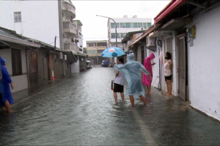 掃到颱風尾！ 台東暴雨馬路淹成泥流河