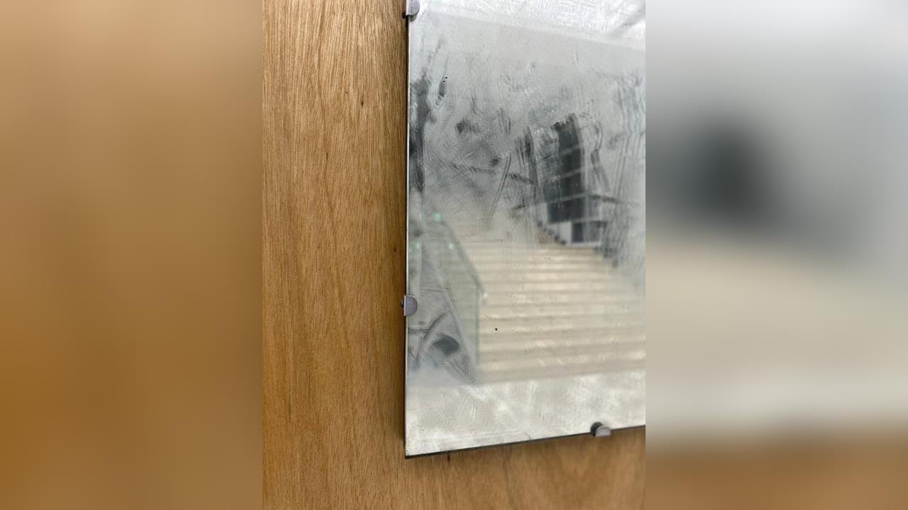 快新聞/慘了!基隆雙年展志工擦拭髒汙 竟是藝術品