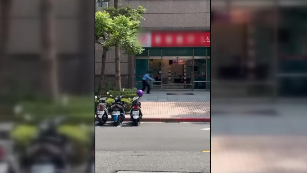 銀行保全門前翻跟斗　網笑：請保全還是馬戲團？