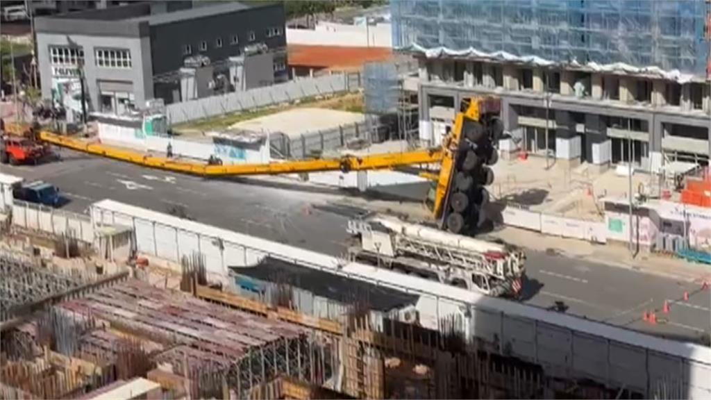 風太強?桃園建案吊車失控翻覆 鐵條砸傷路人送醫