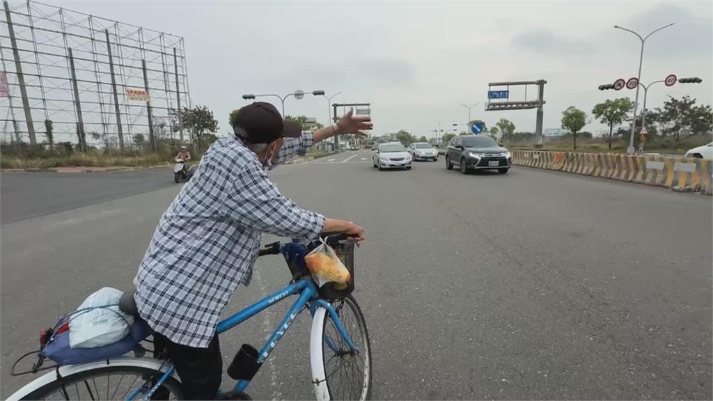 嘉義高鐵大道自撞車禍　熱心自行車騎士停路中協助疏導交通