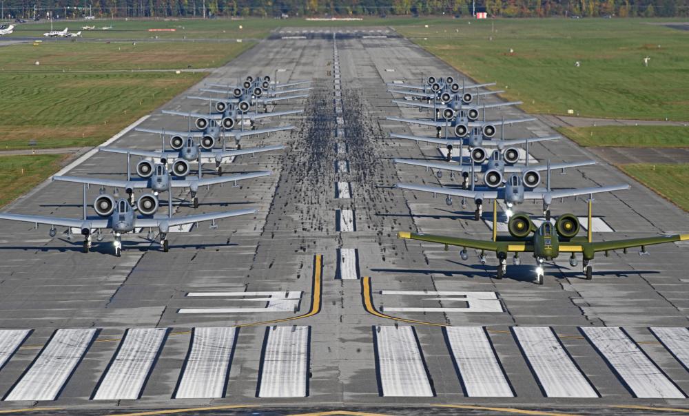 16架美A-10C攻擊機「大象漫步」超壯觀！指揮官：我知道敵人在看