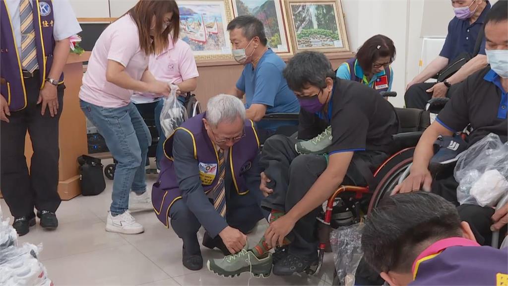 企業捐贈球鞋　幫助彰化脊髓協會會員