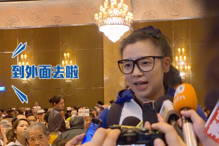 遭列不受歡迎人物 璩美鳳溜進場坐到扁旁