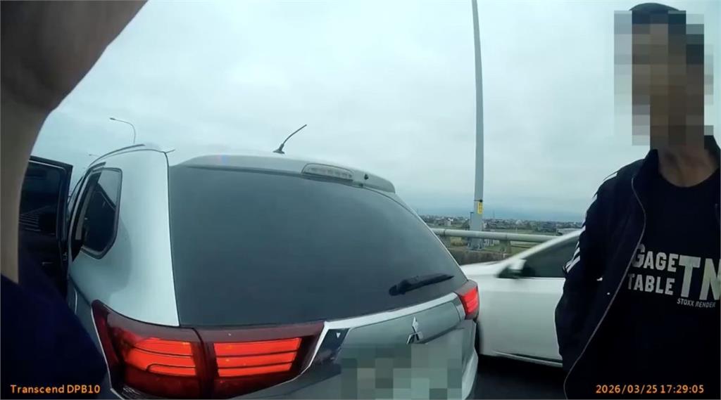 逃工亡命狂奔！越南男拒檢橫跨車道　警匪國道追逐