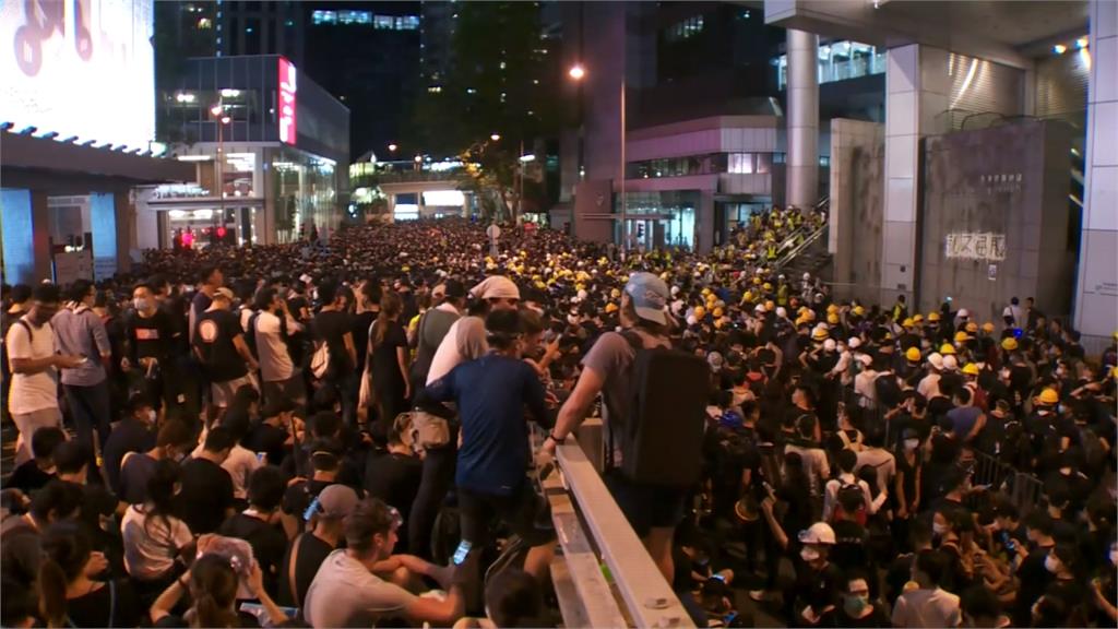 反送中／香港政府未回應民陣4點訴求 上千民眾包圍警總丟雞蛋