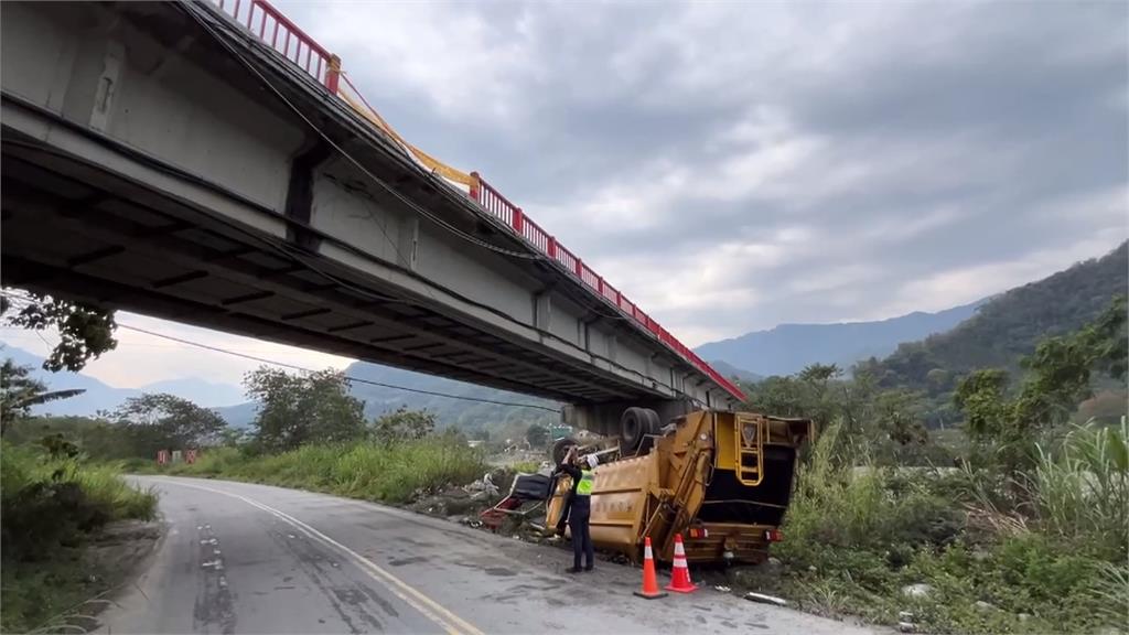 邊開車邊喝酒？　南投清潔隊員開垃圾車墜橋