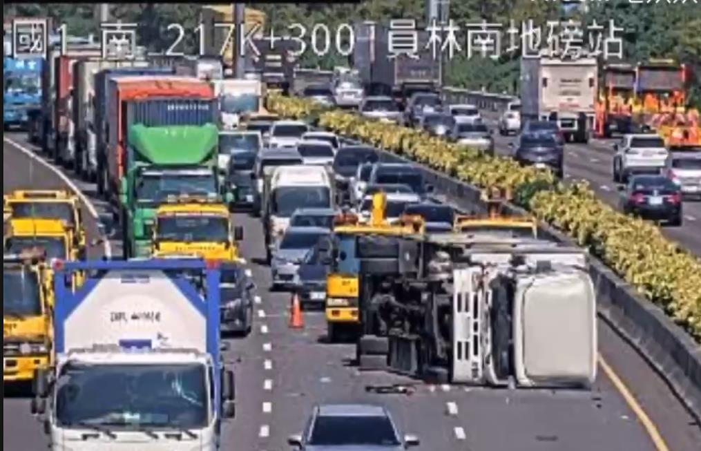快新聞／國1彰化田尾路大貨車翻覆　駕駛受困搶救中！車流回堵5公里