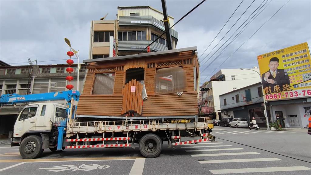 快新聞／離譜！吊車載鐵皮屋扯落電線　「移動城堡」害紅綠燈、店家停電
