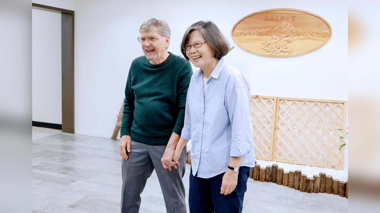 快新聞/蔡英文敘舊憶「華府躲媒體」往事!老戰友彭光理牽手台語告白: 伊是咱的寶貝