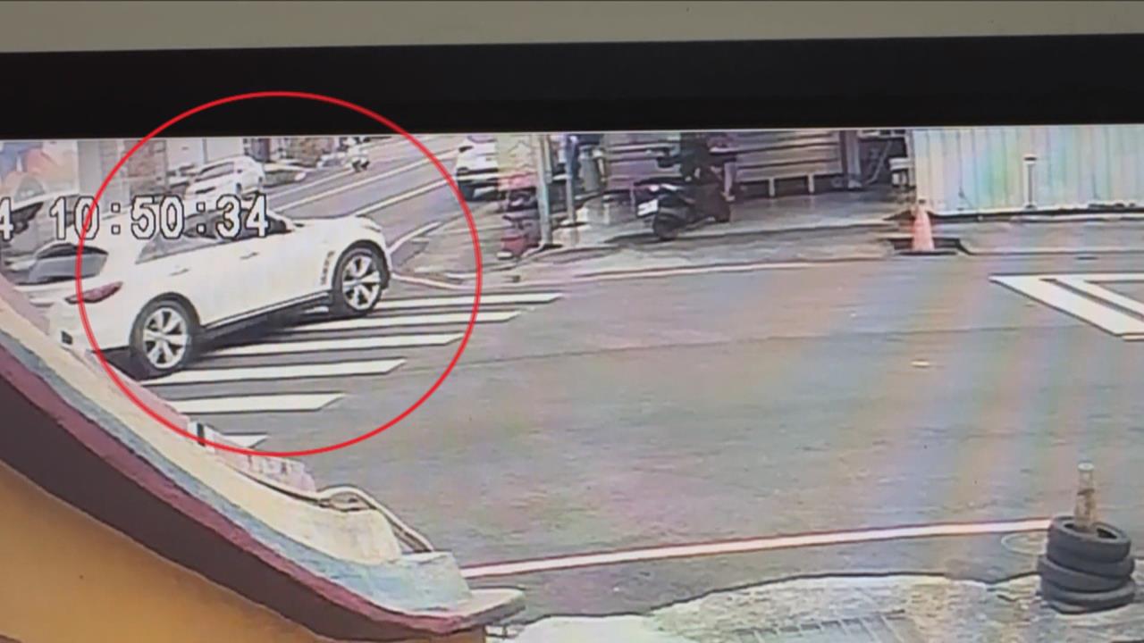 驚險一瞬間！南投男疑身體不適頭昏　休旅車猛撞麵攤3人傷