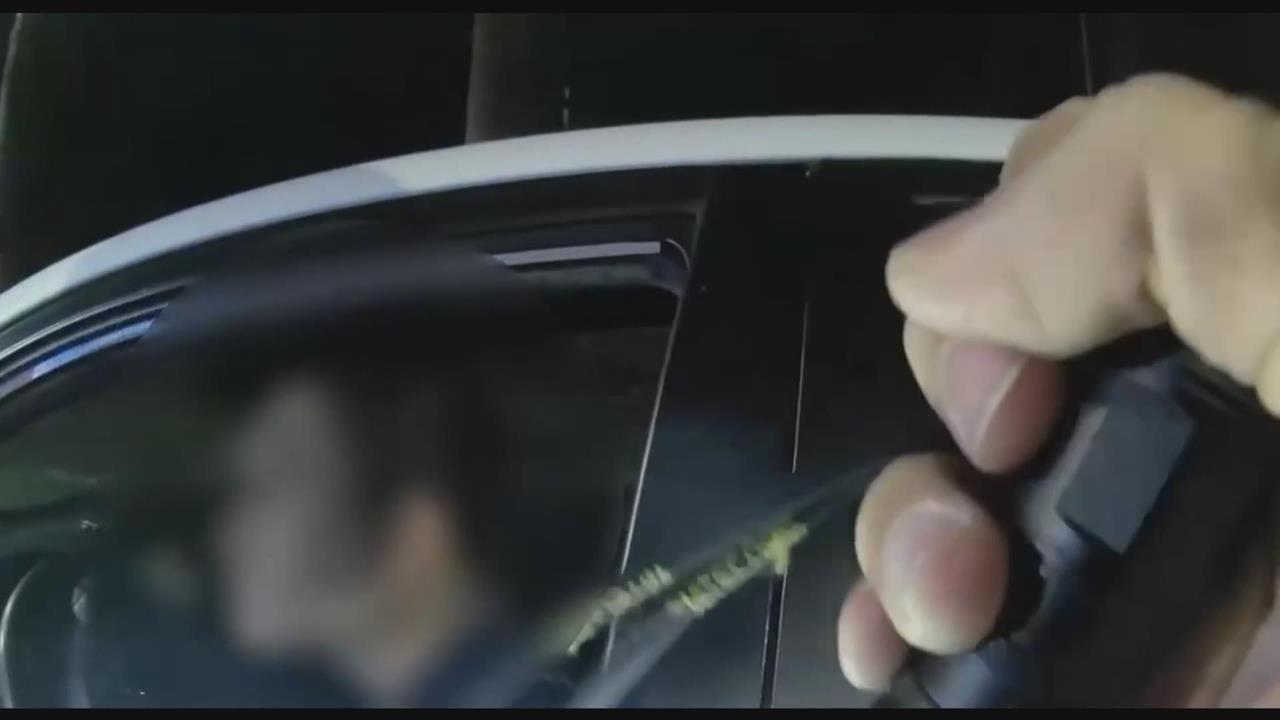 快新聞／高雄警匪追逐！毒駕男假配合臨檢猛踩油門　警開5槍逮人