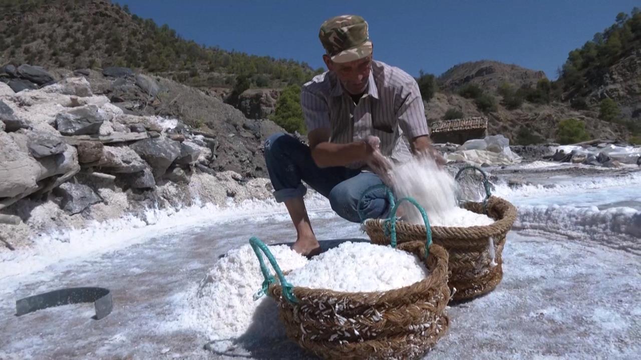 百年手藝！貝賈亞村民引進山區湖水至鹽田　以手工採鹽