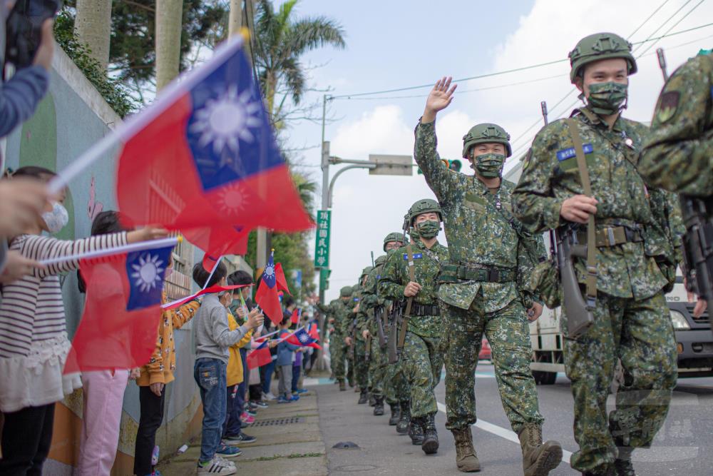 快新聞／新制<em>教召</em>今行軍10公里「訓練畫面曝」！　小學生路邊加油打氣