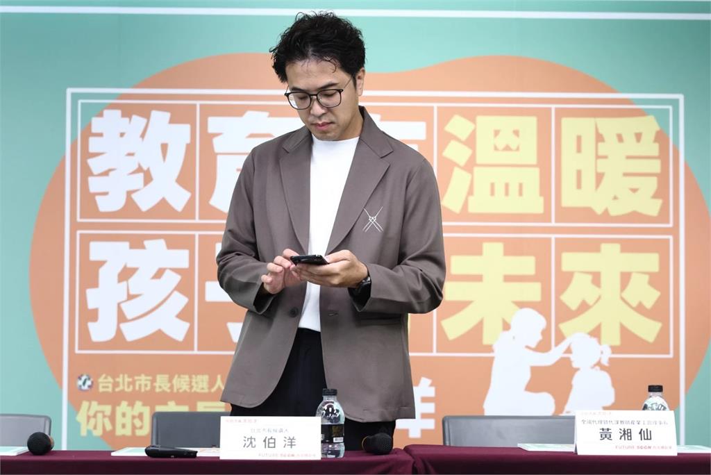 沈伯洋告別冷門手機　手持新機iPhone Duo引關注