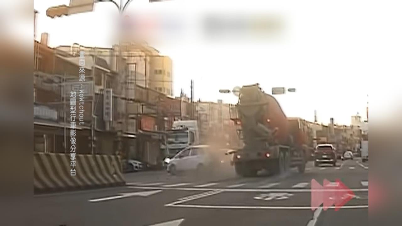 彰化曳引車噴濺土石釀禍　台中混凝土車路口碰碰車