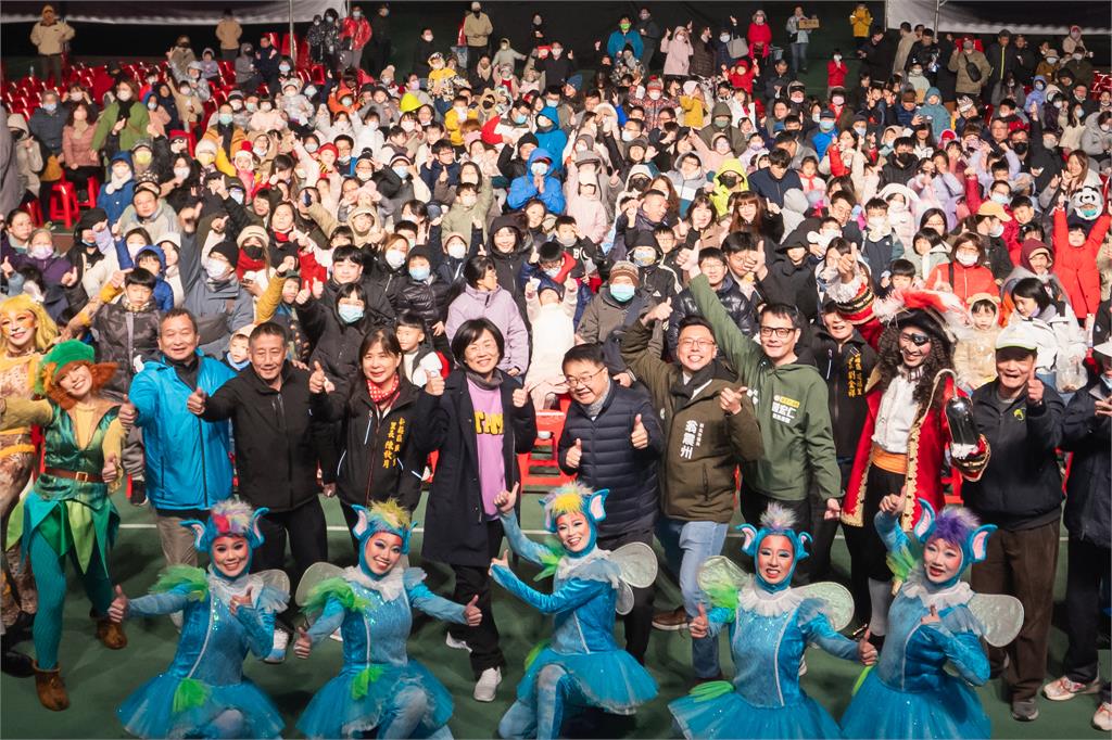 快新聞／不畏嚴寒！吳秉叡邀紙風車演出千人參與　蘇巧慧：繼續為下一代努力