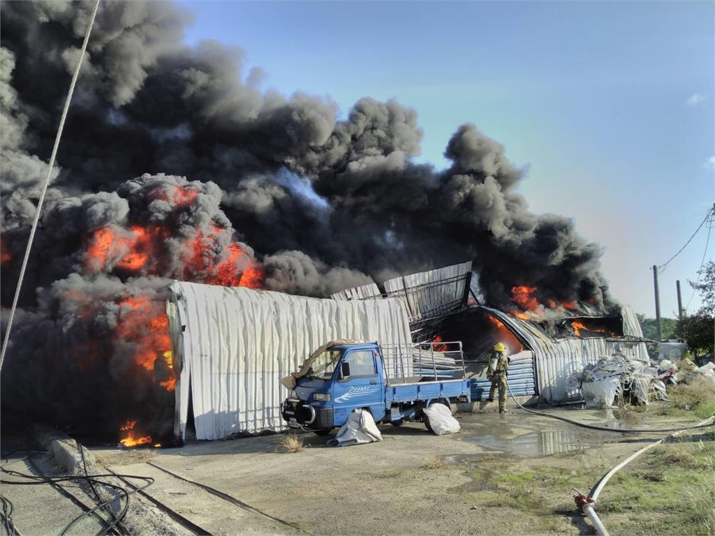 快新聞／台南仁德工廠倉庫大火濃煙狂冒　外部堆放塑膠太空包傳出爆炸聲