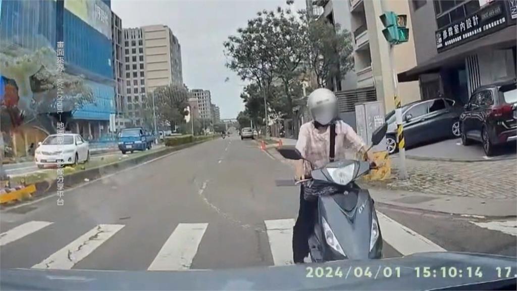 轎車叭違規機車 騎士疑被嚇到 先撞分隔島 再大轉向撞車