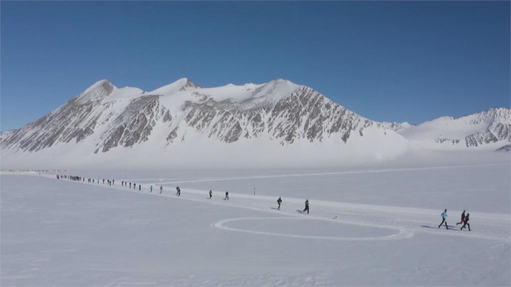 南極-15度低溫與強風　18國62跑者挑戰馬拉松