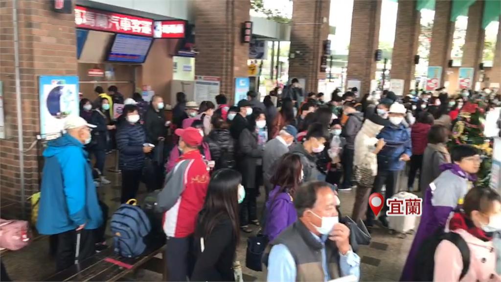 瑞芳猴硐鐵路中斷 客運業者緊急紓運 轉運站出現人潮 等兩小時才能上車