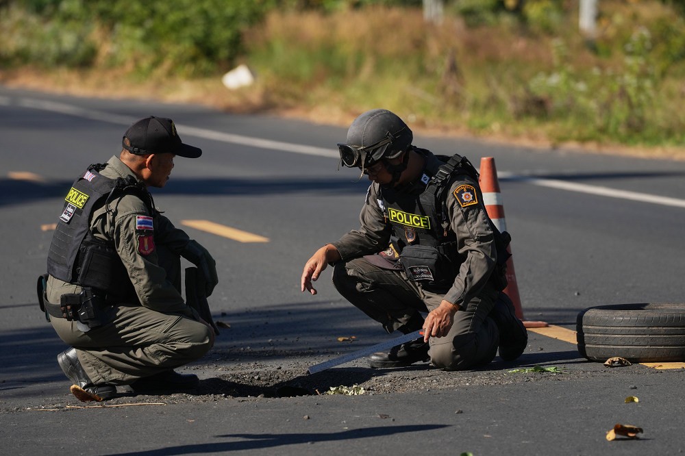 柬邊界村落1小時遭泰軍F-16投40枚炸彈　雙方停火談判陷僵局