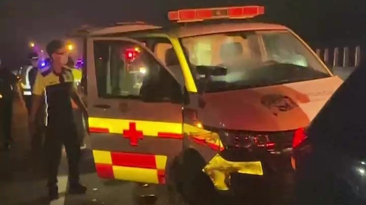 快新聞/扯!新竹1醉男「酒後發瘋搶救護車」上國道 警消攔截壓制送醫