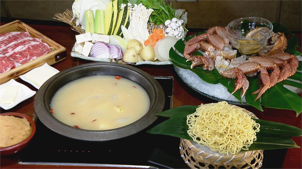 北海道石狩鍋結合鏘鏘燒　味噌加入奶油一起煮毛蟹