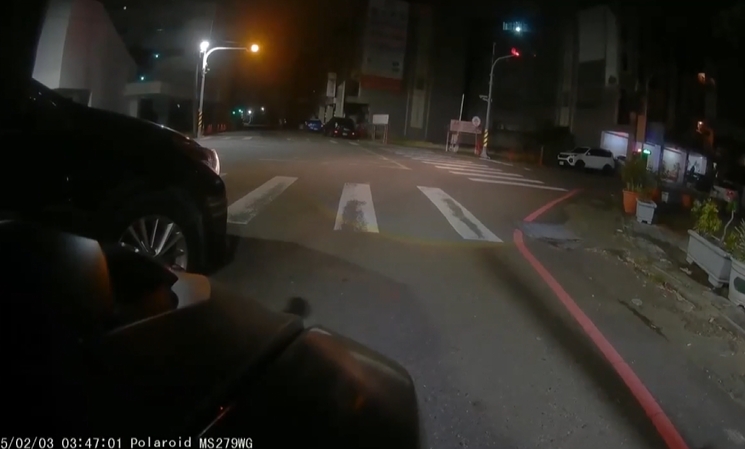 機車騎士遭轎車尾隨逼車擋車爆粗口　嚇出一身冷汗
