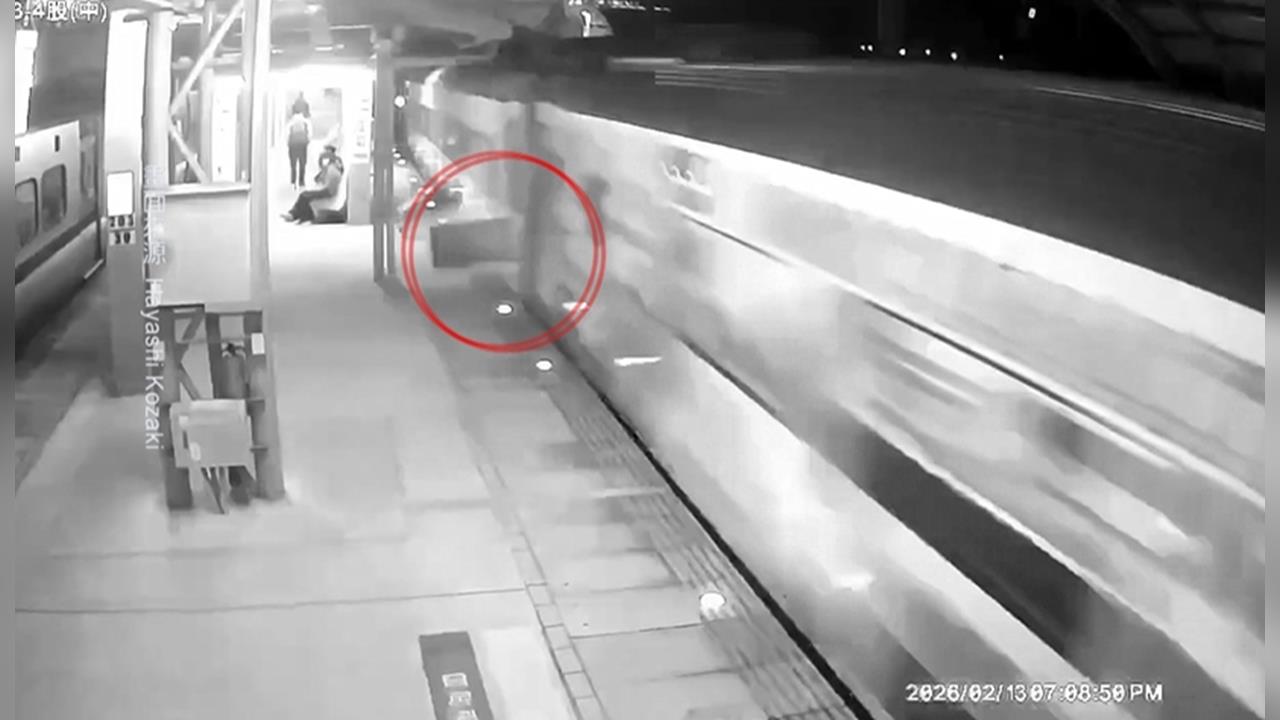 列車高速通過　月台蓋板噴飛起來　險砸旅客