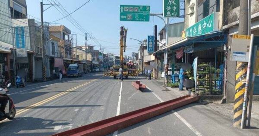 鋼筋雨突襲民宅！曳引車「鬆綁鋼筋」飛落砸水泥墩　所幸無人傷亡