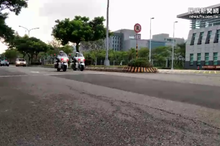 直擊／蔡總統上任首度「政軍兵推」 雲豹甲車重重防禦