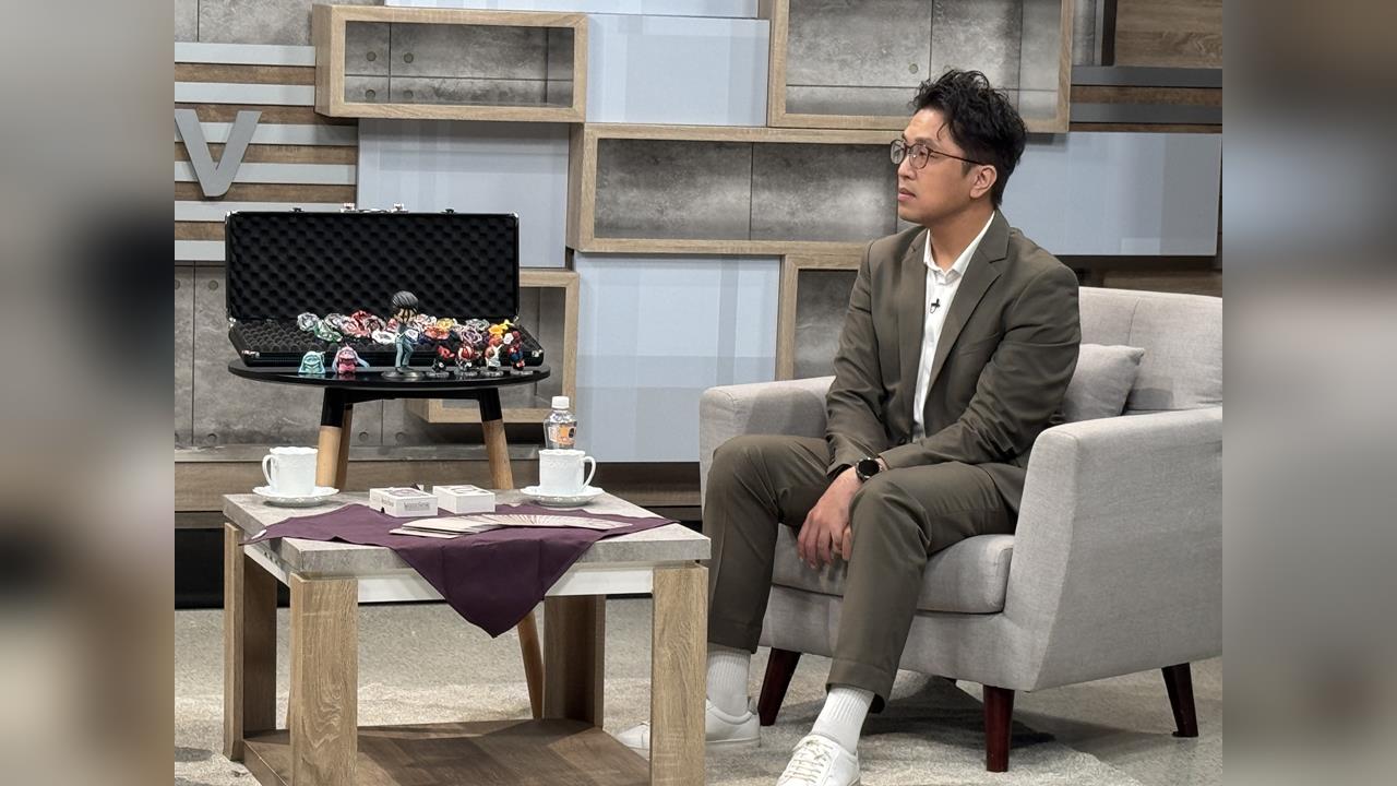 獨／沈伯洋秀真玩家功夫！現場拆解戰鬥陀螺 自稱最強推銷員「好好推銷台北」