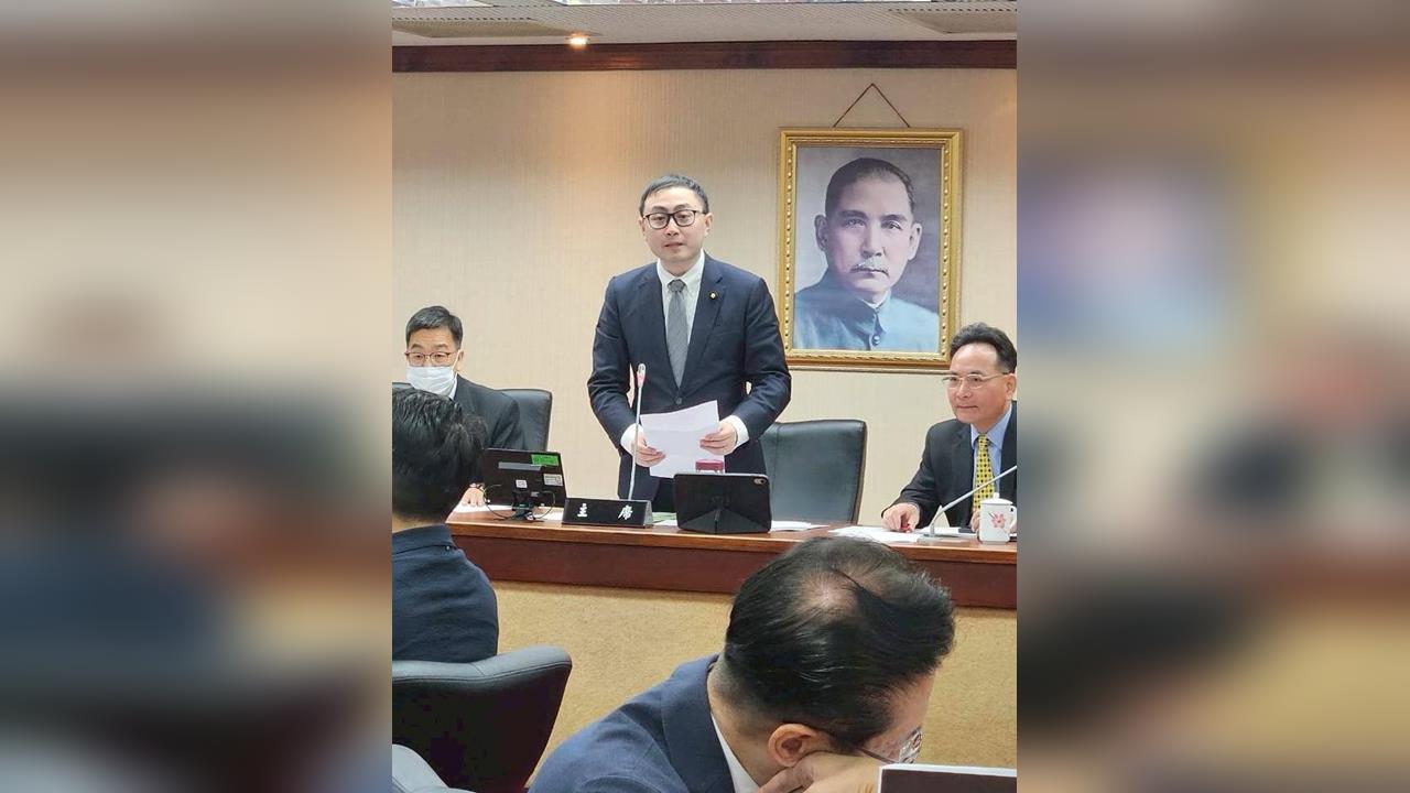 快新聞／廖先翔讓李貞秀坐上主席台　網友痛批失格：當共產黨小弟這麼得意嗎？