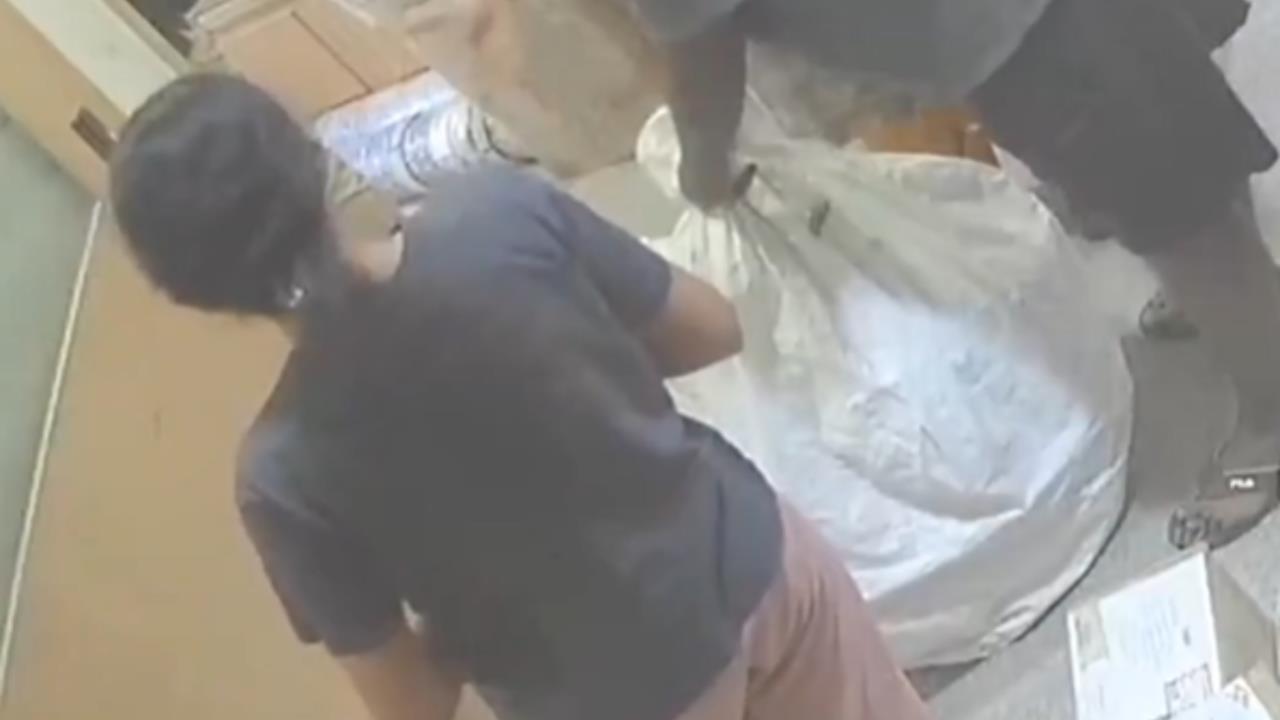 家人1原因把阿公裝袋變「人肉快遞」!店員見「詭異抖動」嚇爛…結局曝光