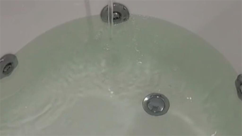 基隆自來水有刺鼻異味　民眾驚見濾心變土黃色