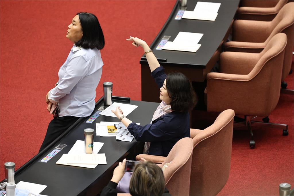 傅崐萁不滿被錄影爆怒！陳玉珍「護駕」肉身擋鏡頭　綠轟戒嚴