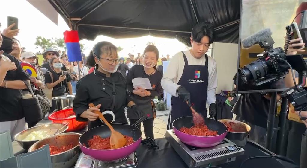 黑白大廚來了！  學餐名家李美英現場料理辣炒豬肉   排隊1、2小時只為嘗一口