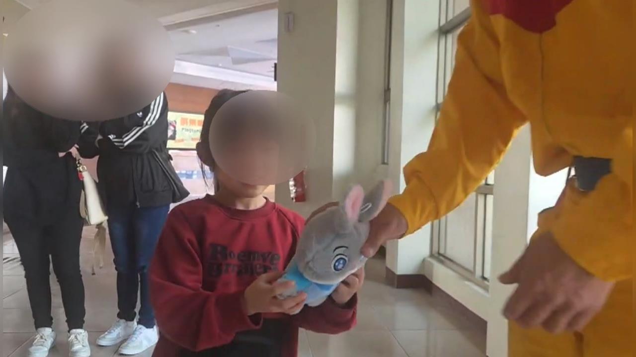 光復鄉堰塞湖洪災獲救女童小沂 畫大卡片加小玩偶贈送搜救員