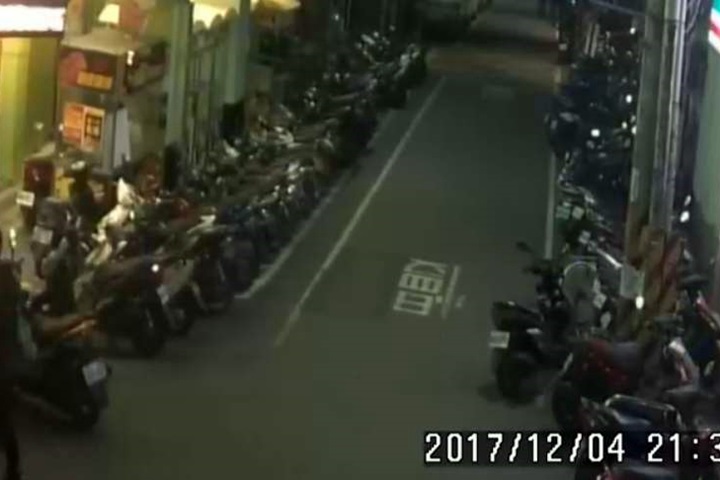 不滿阿伯踩機車踏板 少年撂人持棍圍毆