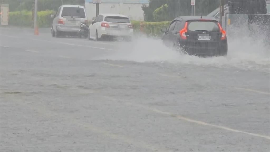 快新聞／午後對流雲系發威「雨彈來襲」！　雙北等10縣市大雨特報