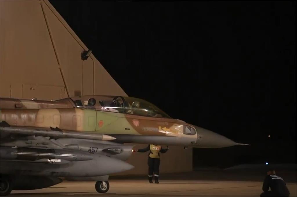 以色列夜襲伊朗　猛轟飛彈基地！摧毀15架戰機與直升機