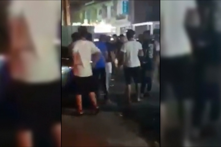見陣頭宿敵落單 率眾追打逼人到牆角
