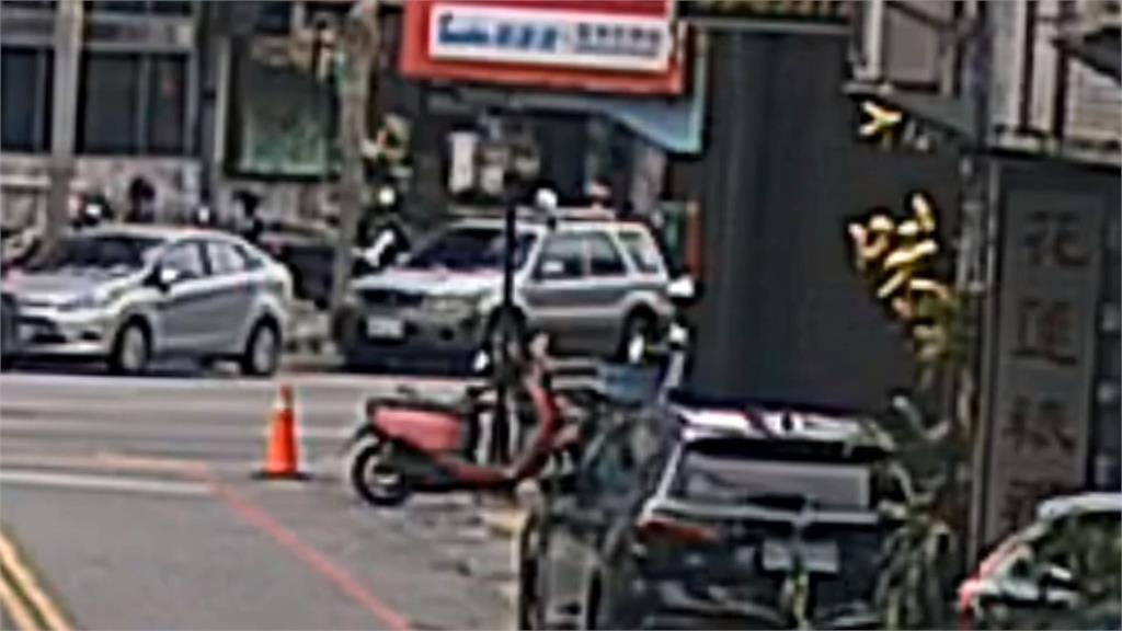 離譜！花蓮罷傅志工被攻擊　遭婦人騎機車壓傷腳