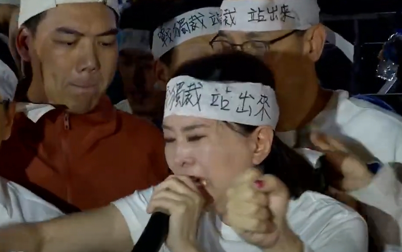 快新聞／王鴻薇北檢外激動落淚「朱立倫拉她到身後」　律師笑：別用這招卡C位