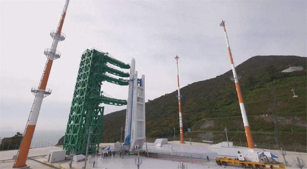 韓自製火箭世界號完成起豎　預計明天下午發射