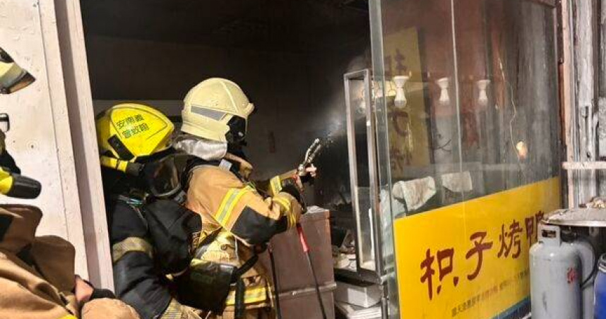 台南烤鴨店驚傳火警！　排煙管起火濃煙竄出嚇壞民眾