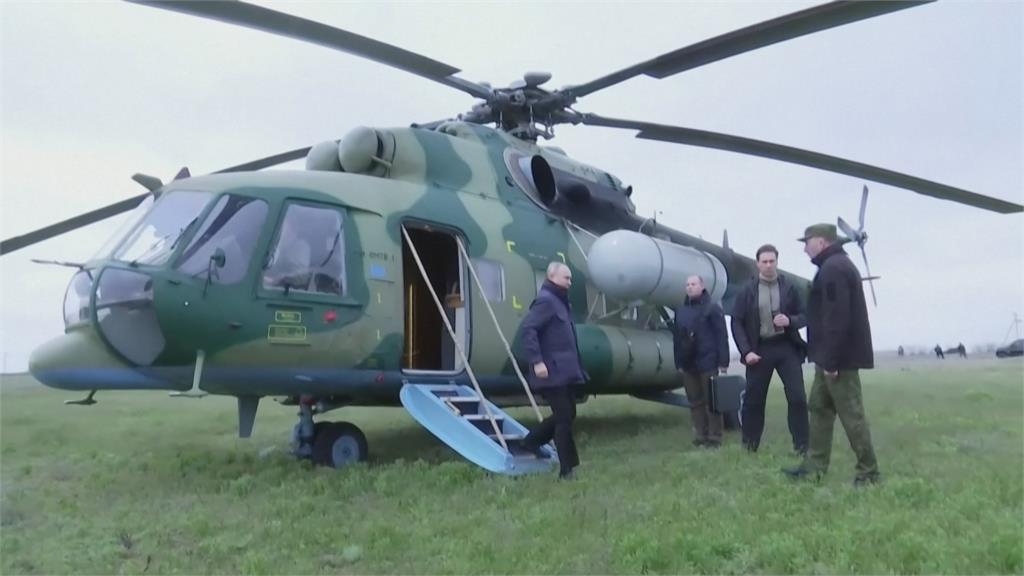 普丁搭軍用直升機前往赫爾松、盧甘斯克　企圖展現「繼續再戰」決心