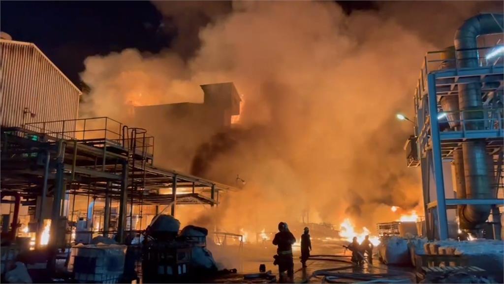 砰！高雄林園工業區爆炸起火 濃煙直衝天際