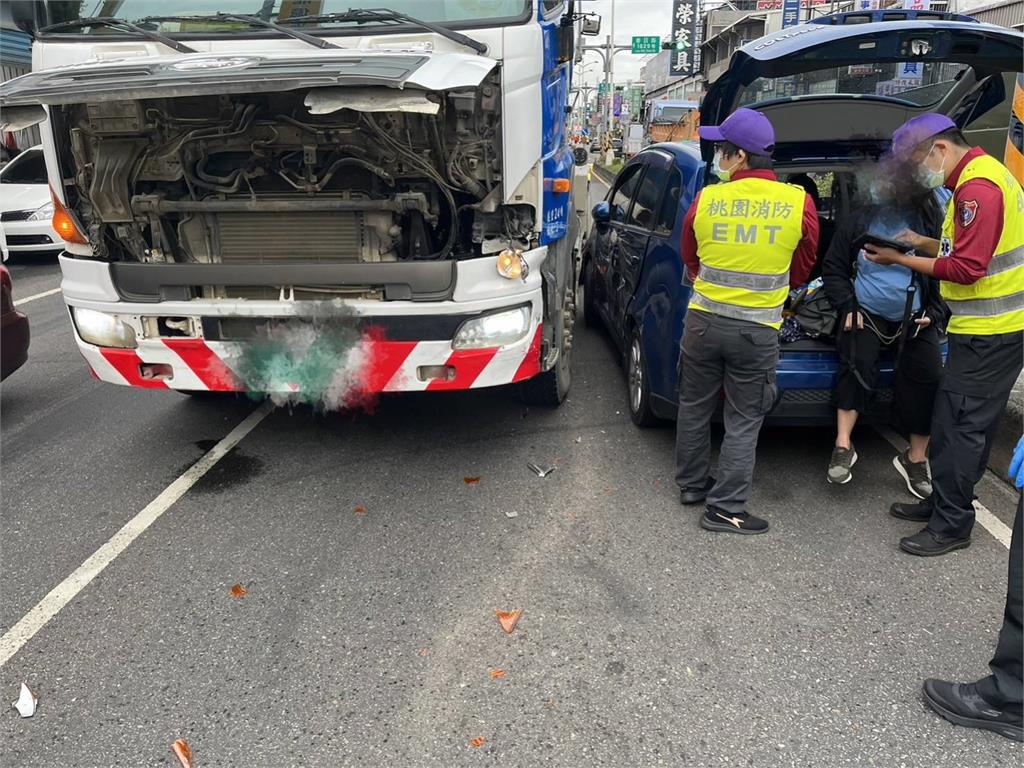 水泥車變換車道碰撞　自小客「旋轉180度」驚險畫面曝